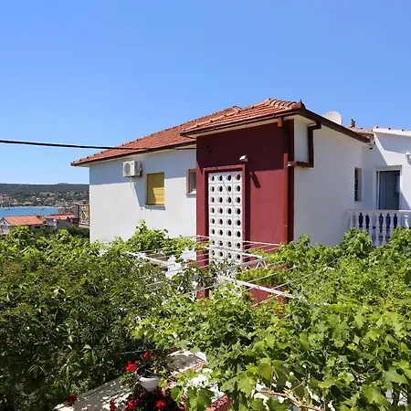 Apartment By The Sea Vinisce, Trogir - 10241 *