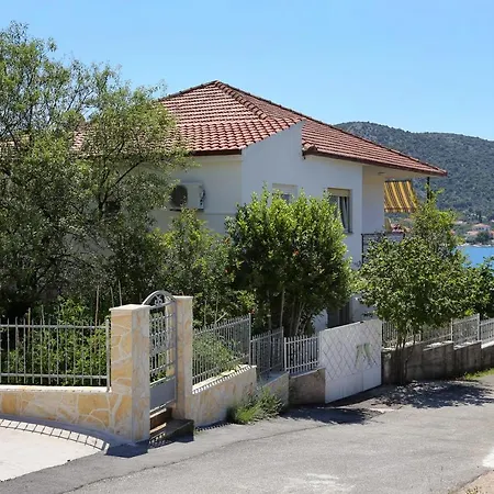 Apartment By The Sea Vinisce, Trogir - 10241 *